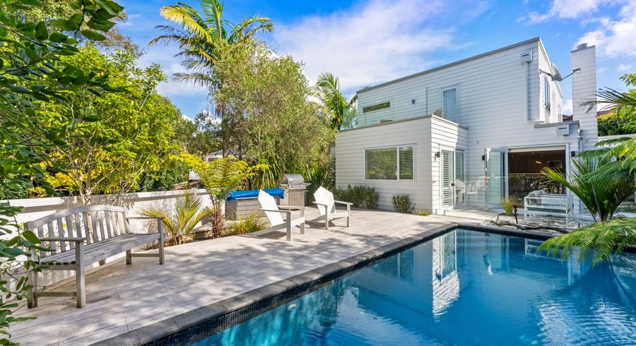  at 2/15 Rodney Road, Northcote Point, Auckland