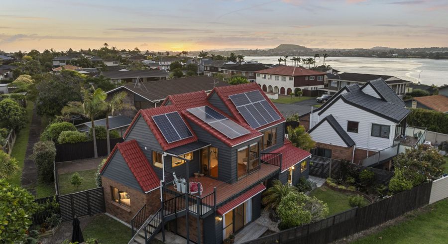  at 2/13 Nimrod Place, Half Moon Bay, Auckland
