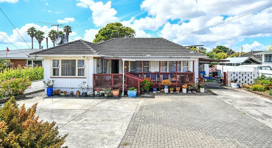  at 11 Staines Avenue, Mangere East, Auckland