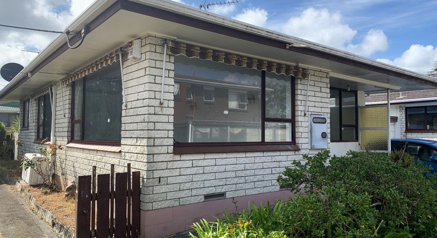  at 1/133 Chivalry Road, Glenfield, North Shore City, Auckland