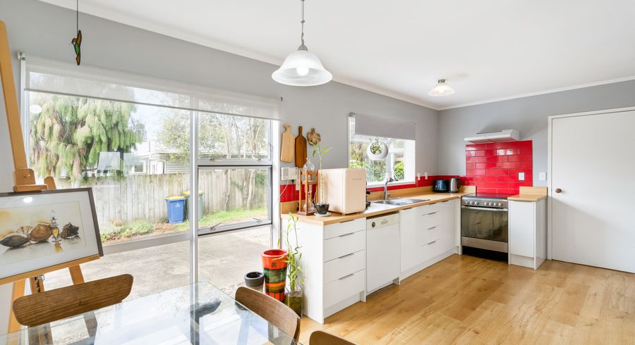  at 2/37 Edmonton Road, Henderson, Auckland