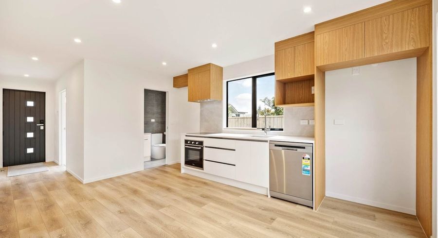  at 8/88 Te Atatu Road, Te Atatu South, Waitakere City, Auckland