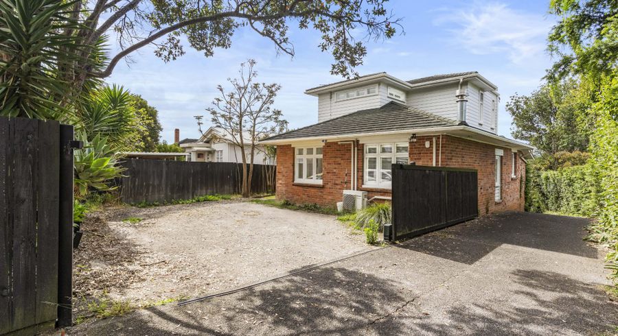  at 1/27 Onewa Road, Northcote, Auckland