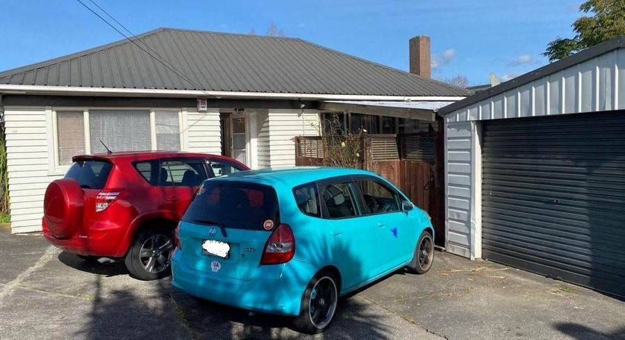  at 131 View Road, Sunnyvale, Auckland