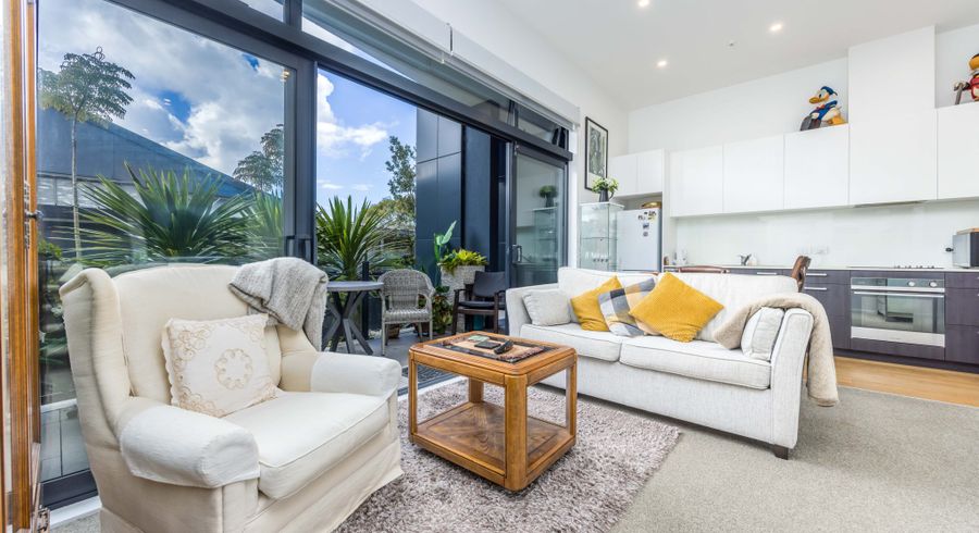  at 2/8 Thompson Park Road, Mount Wellington, Auckland