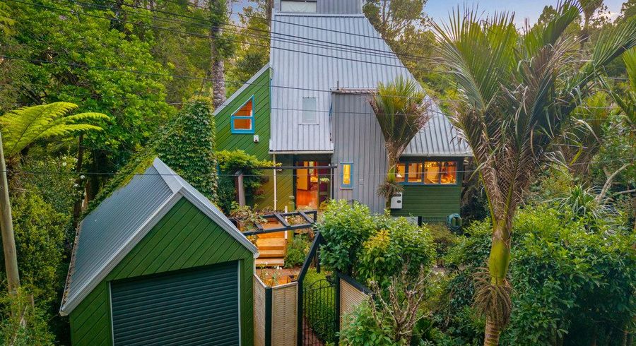  at 8 Valley View Road, Titirangi, Waitakere City, Auckland