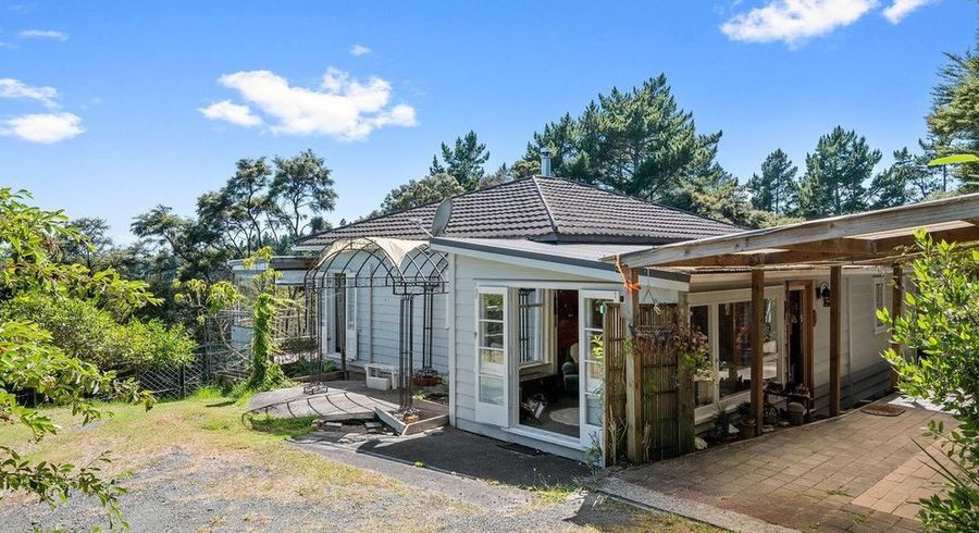  at 2 Te Araroa Drive, Paremoremo, Auckland
