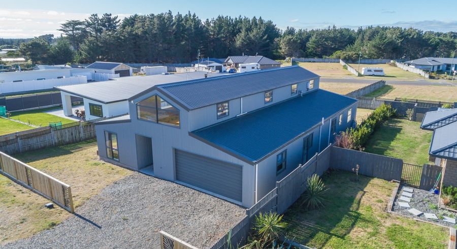  at 35 Barling Street, Himatangi Beach