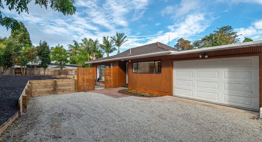  at 2/7 Tallington Crescent, Torbay, North Shore City, Auckland