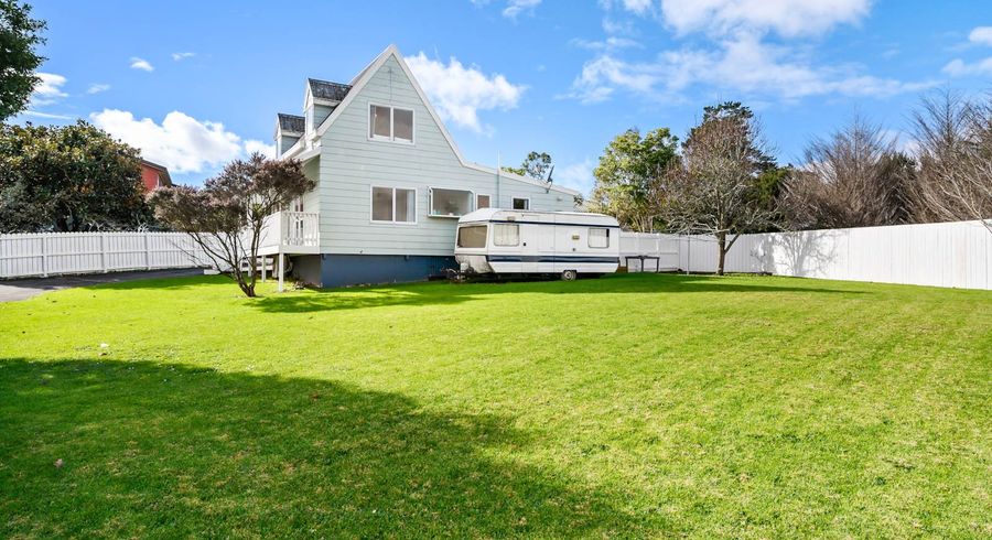  at 2/15 Seaglen Place, Botany Downs, Auckland