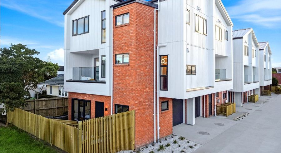  at 2/14 Karamu Street, Te Atatu Peninsula, Waitakere City, Auckland