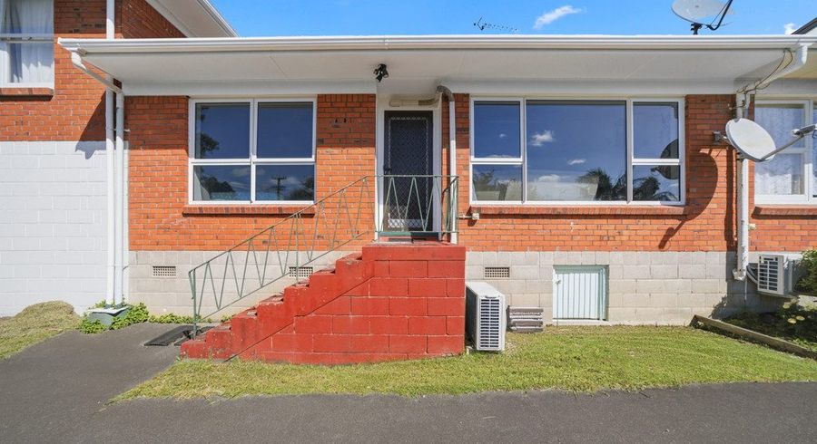  at 2/270 East Coast Road, Forrest Hill, North Shore City, Auckland