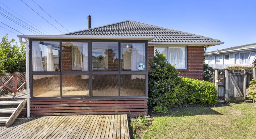  at 2/9 Albert Road, Kelston, Auckland