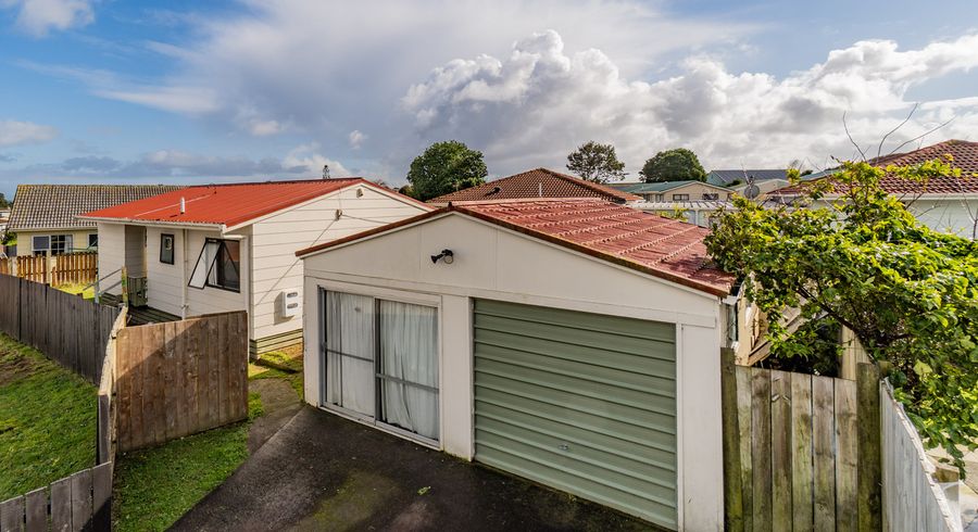  at 2/14 Hatherley Place, Clendon Park, Auckland