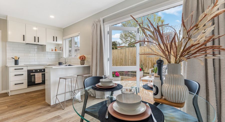  at 2/25 Woodward Avenue, Mangere Bridge, Auckland