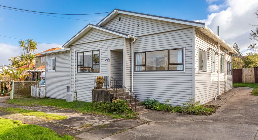  at 19 Old Lake Road, Narrow Neck, Auckland