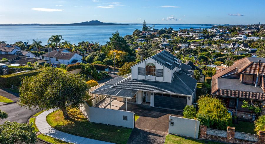  at 1/102 Churchill Road, Rothesay Bay, Auckland