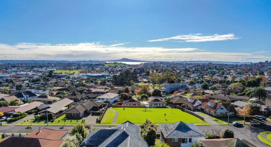  at 5 Pitlochry Place, Highland Park, Auckland
