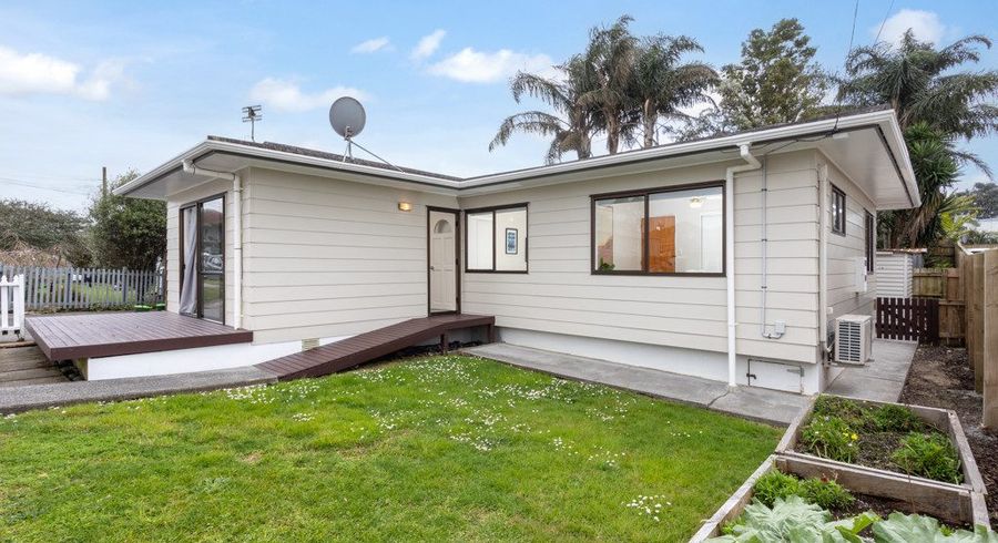  at 2/18 Gloria Avenue, Te Atatu Peninsula, Auckland