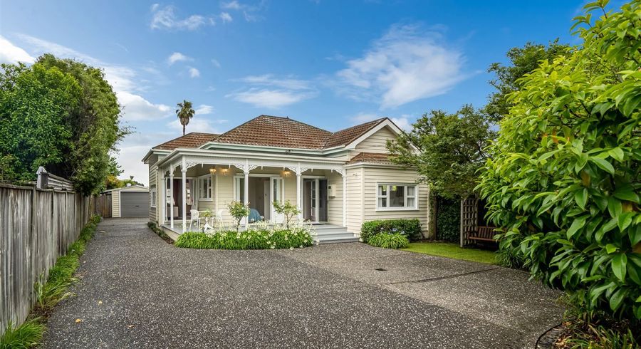  at 21 Waterview Road, Stanley Point, Auckland
