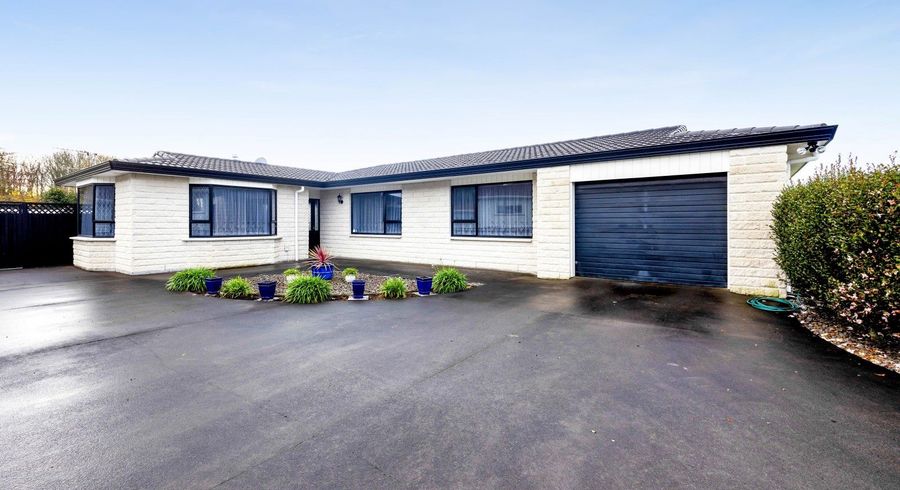  at 104 Pembroke Road West, Pembroke, Stratford