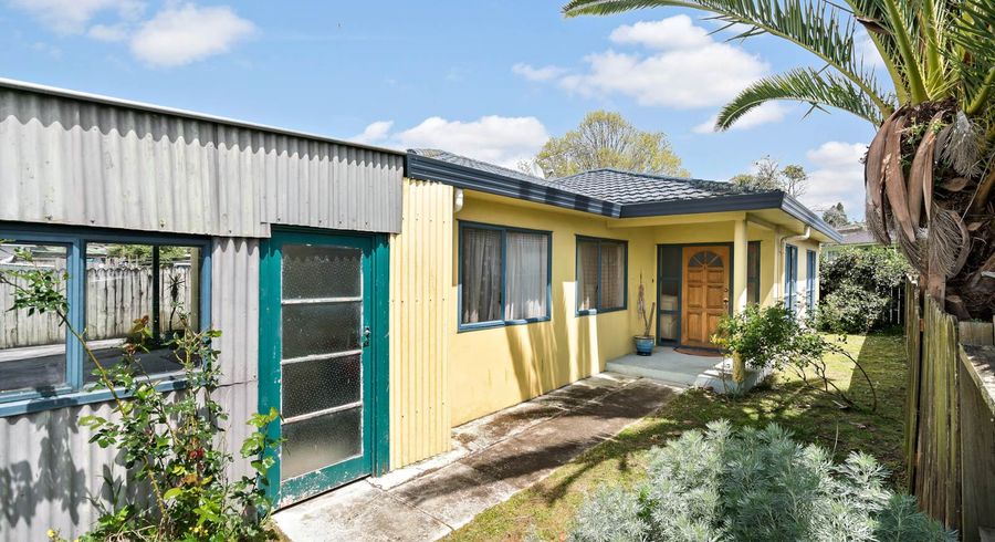 at 2/13 Gray Avenue, Māngere East, Auckland