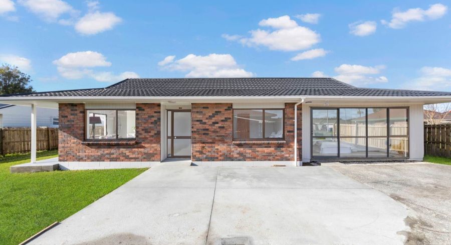  at 2/14 Sturges Road, Henderson, Auckland