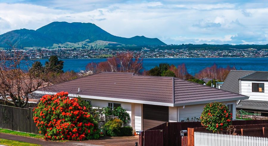  at 2/8 Kinder Street, Acacia Bay, Taupo, Waikato