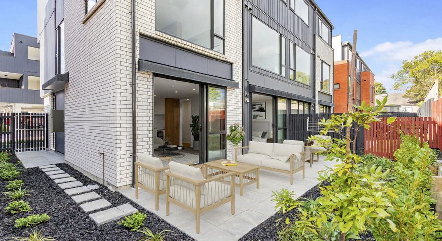  at 2/4 Treasure Lane, Te Atatu South, Waitakere City, Auckland