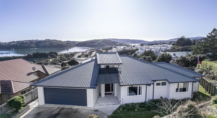  at 11 Hollyford Place, Aotea, Porirua