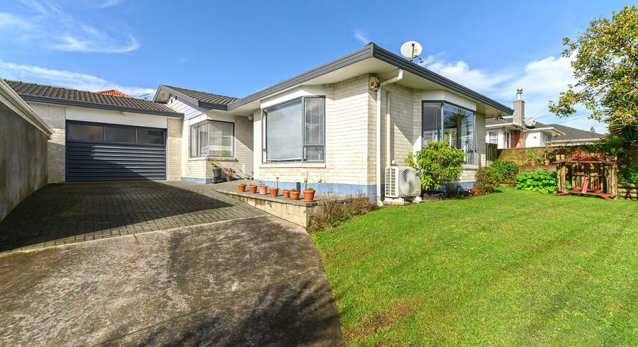  at 4 Oakdale Road, Mount Roskill, Auckland