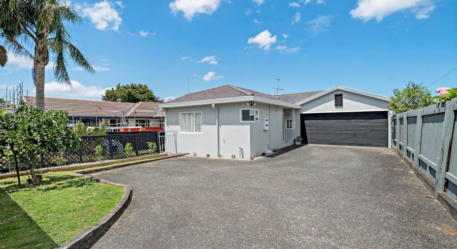  at 2/296 Wairau Road, Glenfield, Auckland