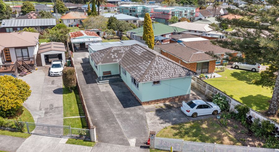  at 8 Rathgar Road, Henderson, Auckland