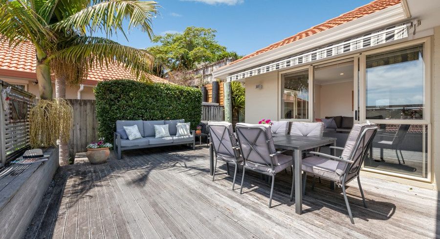  at 33 Gillett Place, Botany Downs, Auckland