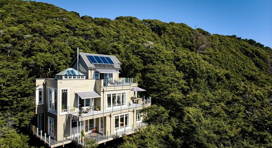  at 18 Huia Road, Days Bay, Eastbourne, Lower Hutt, Wellington
