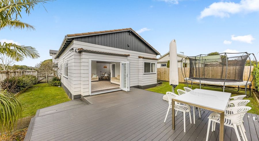  at 118 Kiwi Road, Point Chevalier, Auckland City, Auckland