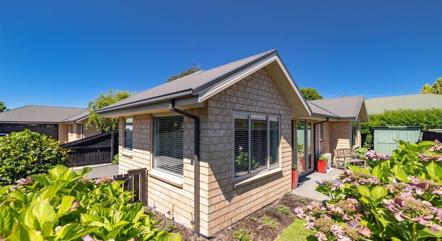  at 2/61 Middlepark Road, Sockburn, Christchurch