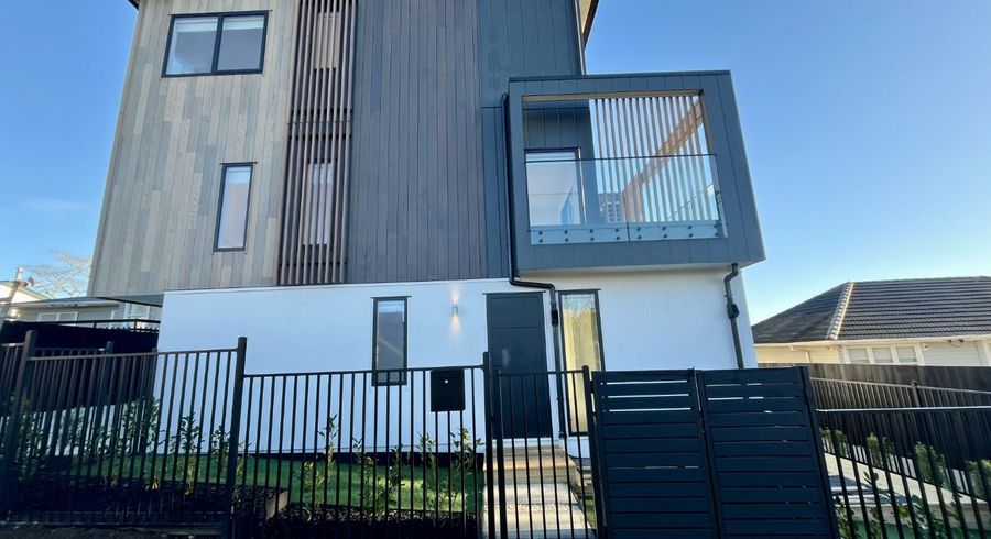  at 2/10 Fairclough Road, Beach Haven, North Shore City, Auckland