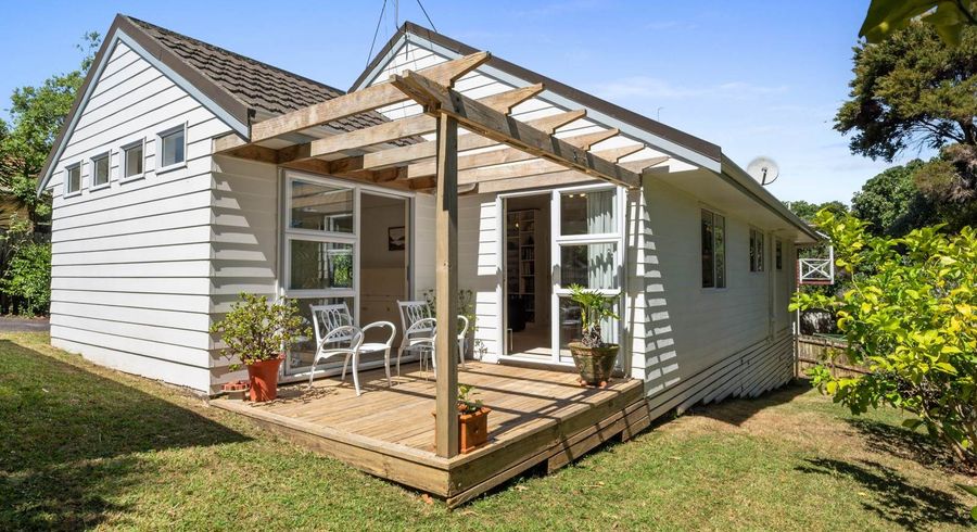  at 2/28 Niccol Avenue, Narrow Neck, Auckland