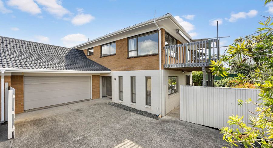  at 2/18 Kauri Glen Road, Northcote, Auckland