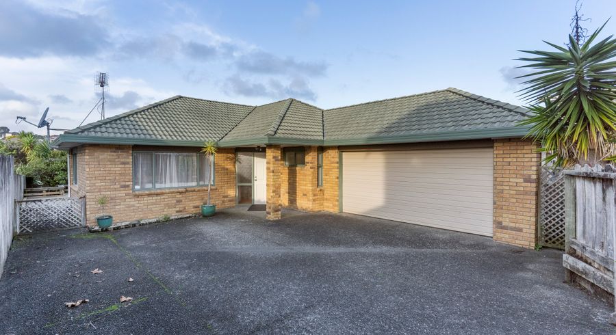  at 2/24 Somerset Road, Mount Roskill, Auckland