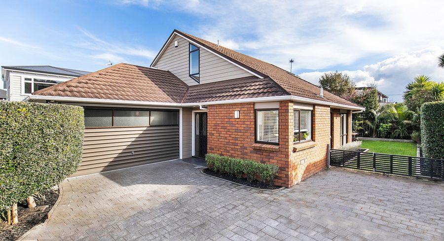  at 2/15 Queensway, Three Kings, Auckland