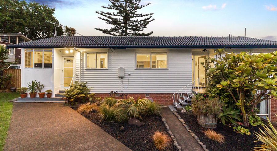  at 17 Lincoln Park Avenue, Massey, Auckland