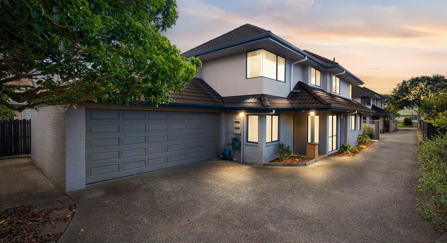  at 2/6 Eastern Beach Road, Eastern Beach, Manukau City, Auckland