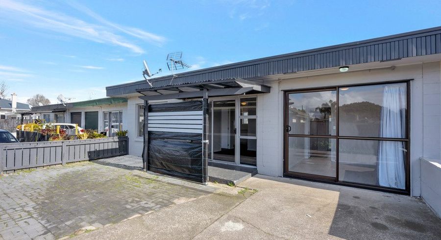  at 6/9 Vine Street, Mangere East, Auckland