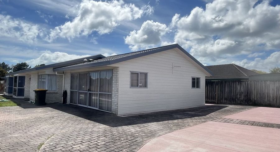  at 52 West Fairway, Golflands, Auckland