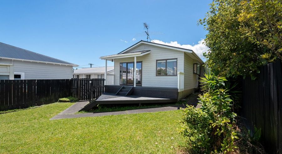  at 3/20 Corrella Road, Belmont, Auckland