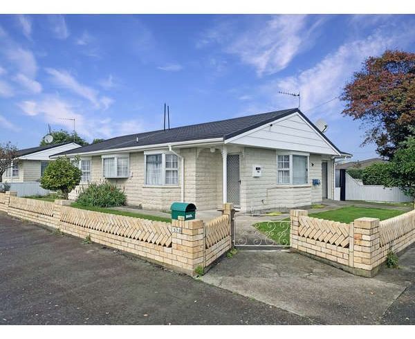  at 570 Queen Street East, Levin
