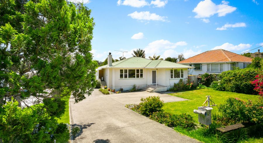  at 15 Cliff View Drive, Green Bay, Auckland