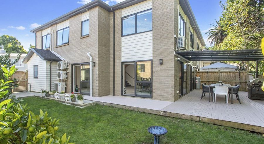  at 8 Pikareka Lane, Pakuranga, Auckland
